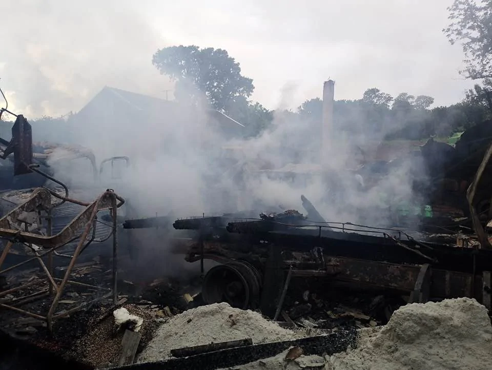 Incêndio destrói barracão e deixa dois feridos na região