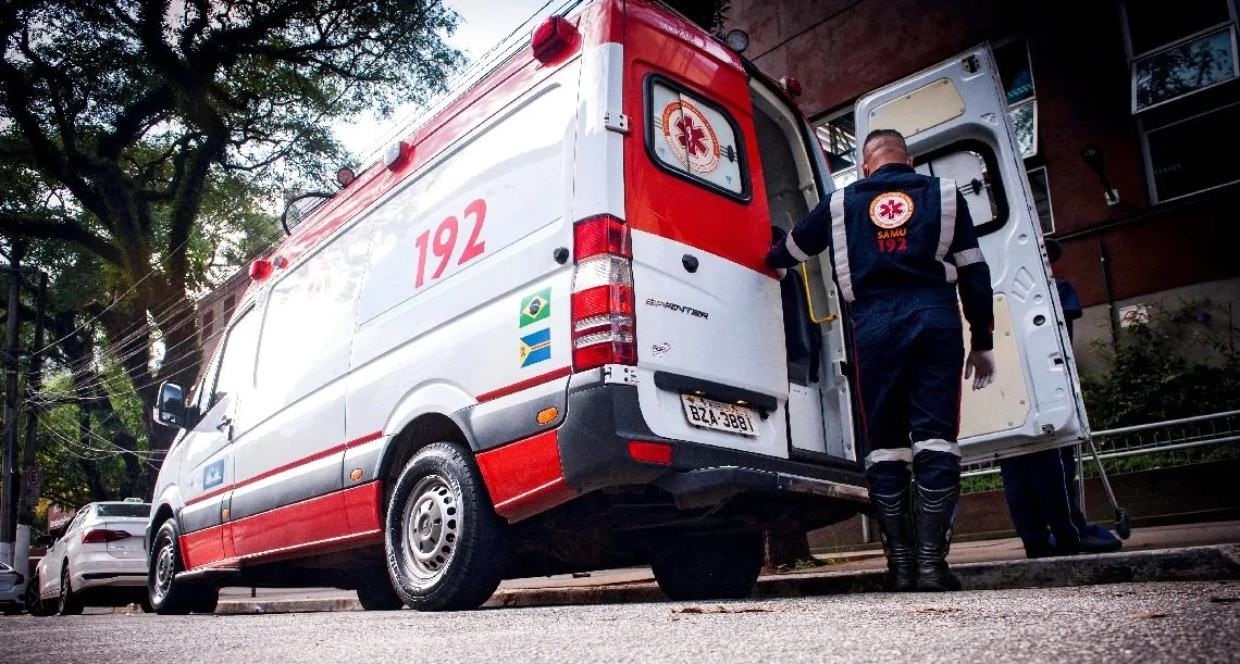 Mãe é esfaqueada pelo ex-marido em frente aos filhos enquanto preparava banho das crianças