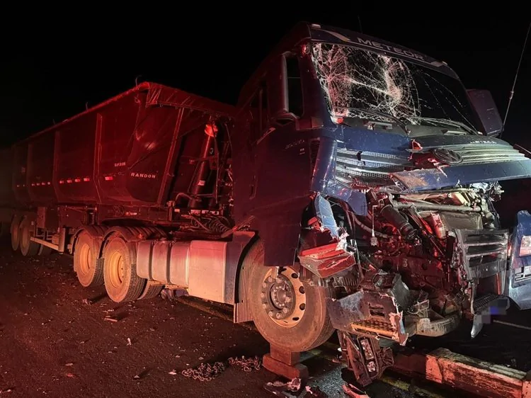 Colisão traseira deixa carreta destruída na PR092