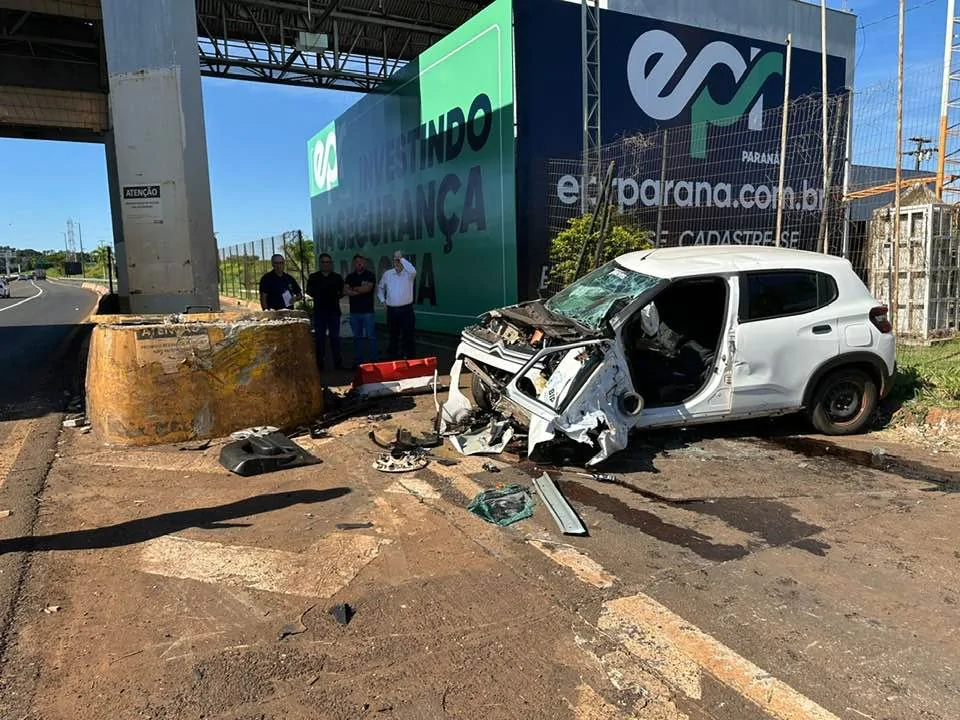 Motorista morre após atingir mureta de concreto em praça do pedágio