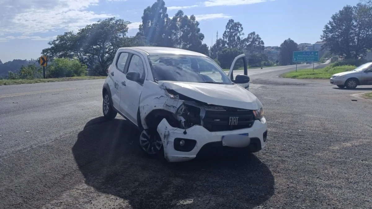 Motorista escapa ileso após colisão com carreta em Wenceslau Braz