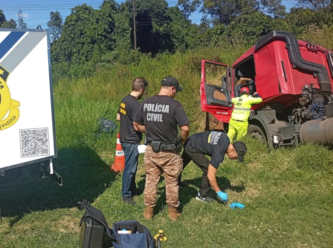Motorista morre após carreta sair da pista e atingir barranco
