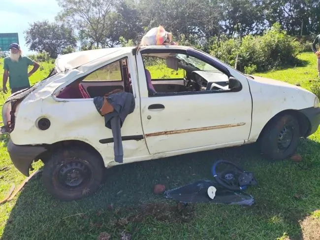 Carro capota e motorista morre na PR092