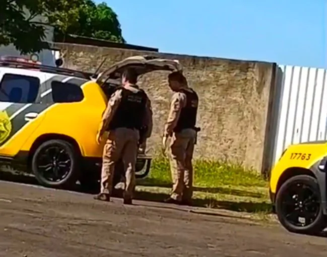Jovem é presa após tentar matar o namorado com tesourada no pescoço