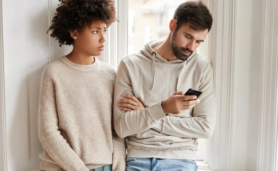 Redes sociais estão destruindo os relacionamentos? Tema vira discussão após vídeo de psicóloga 