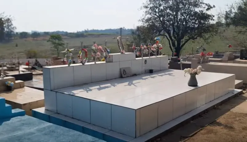 T&uacute;mulo no Cemit&eacute;rio Municipal de Joaquim T&aacute;vora onde Maria foi sepultada junto aos seus oito alunos - Foto: Gerson Sobreira