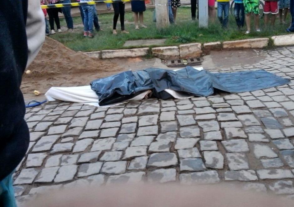 Mulher perde a vida após ser atingida por caminhão que manobrava