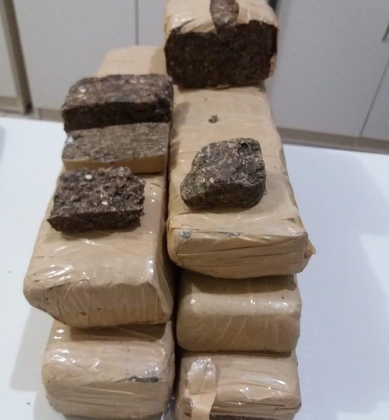 Polícia militar prende dupla com mais de 5 KG de maconha