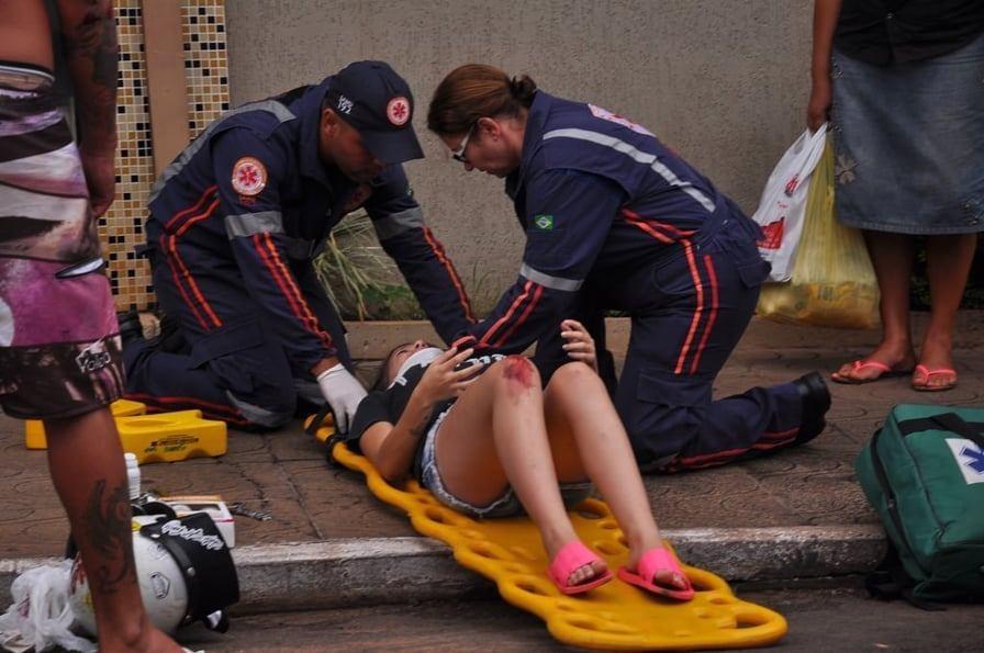 Moto bate em carro e grávida vai parar no hospital
