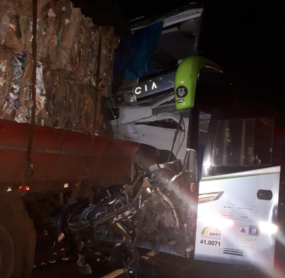 Acidente entre ônibus e caminhão mata motorista na BR-369