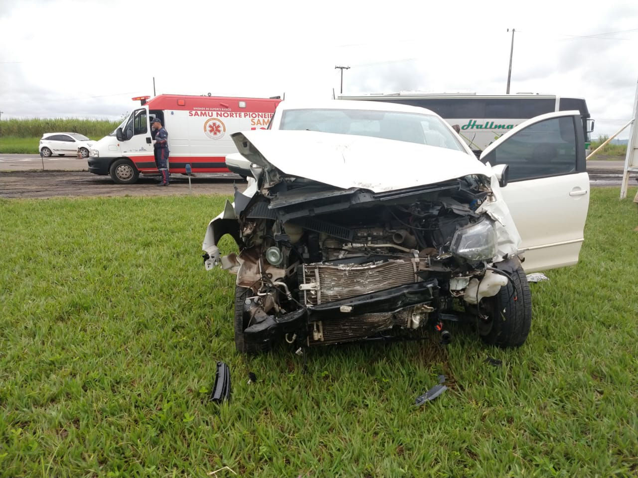 Carros batem de frente e duas pessoas ficam feridas