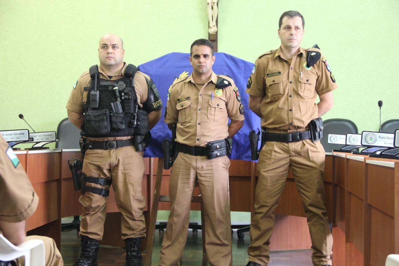 PMs do programa Polícia Mirim de Siqueira Campos são homenageados