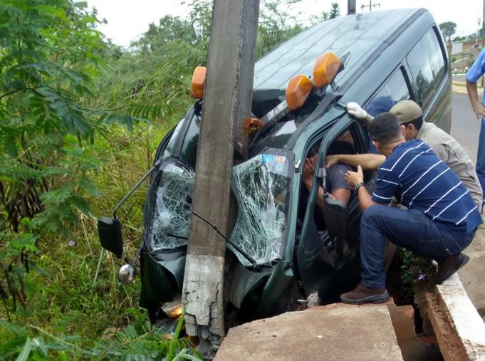 Carro funerário transportando corpo de idosa colide com poste