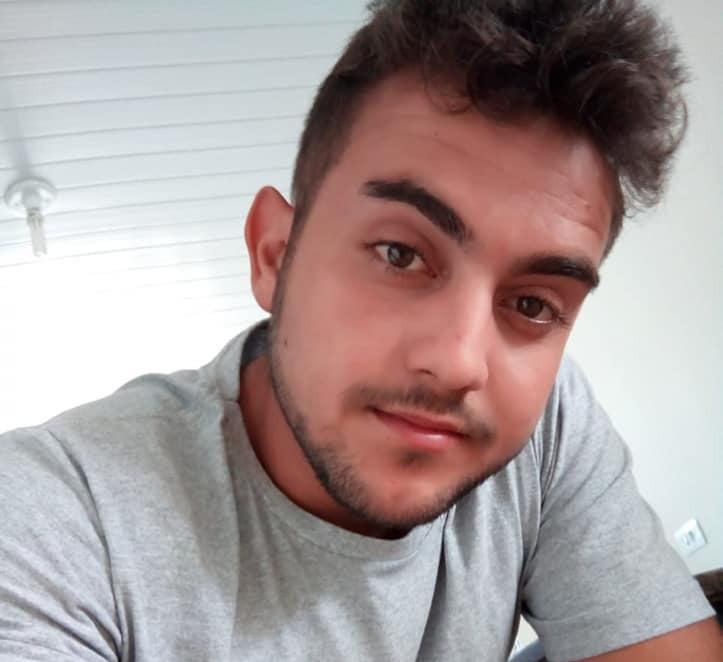Corpo de jovem que morreu trabalhando chega para ser velado