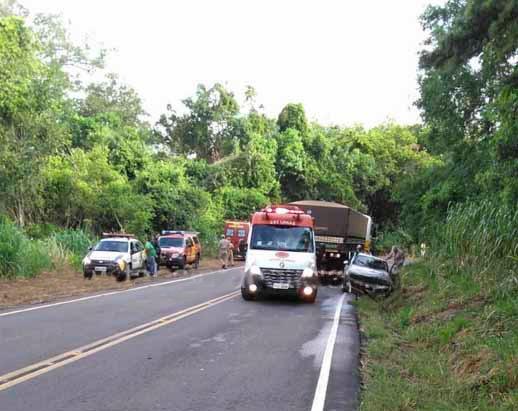 Carro roda na pista e é atingido por carreta