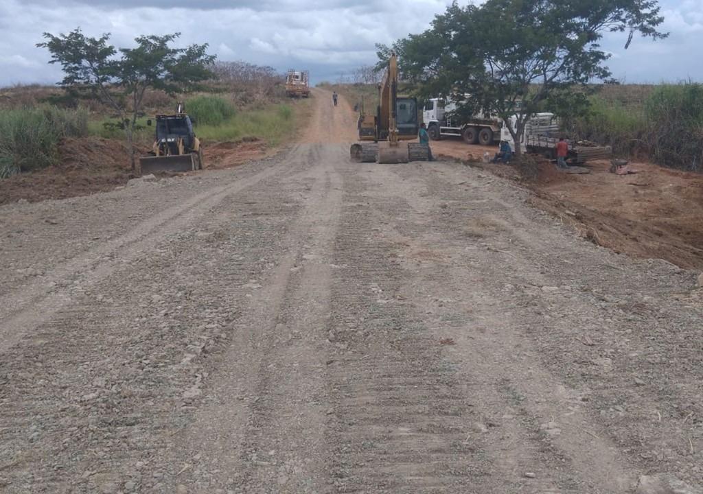 Prefeitura recupera estrada que liga a PR-435 às comunidades