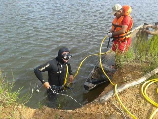 Bombeiros procuram por homem que desapareceu após mergulho