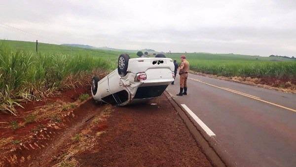 Carro de engenheiro da prefeitura capota na PR-431