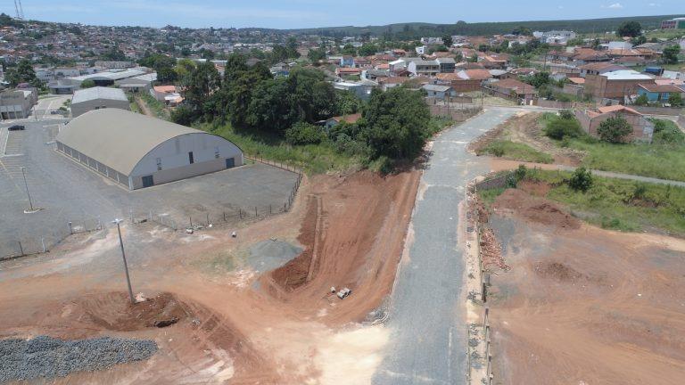Ruas são asfaltadas graças à parceria entre prefeitura e faculdade