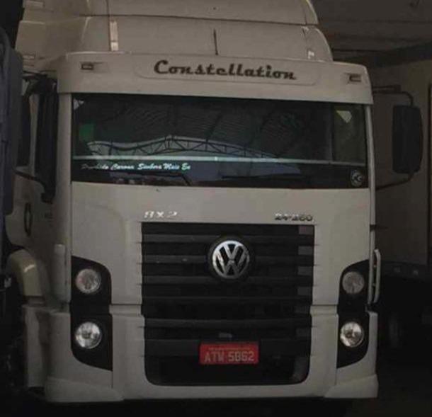 Criminosos armados invadem frigorifico Platina e roubam dois caminhões