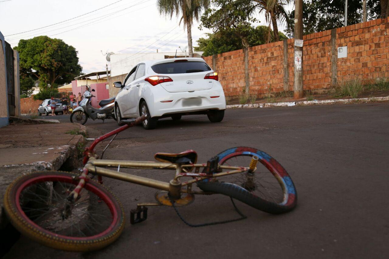 Homem tenta estrangular bebê, foge da polícia e atropela criança