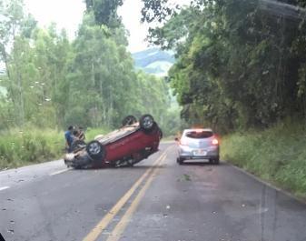Carro capota e motorista sai ileso por milagre
