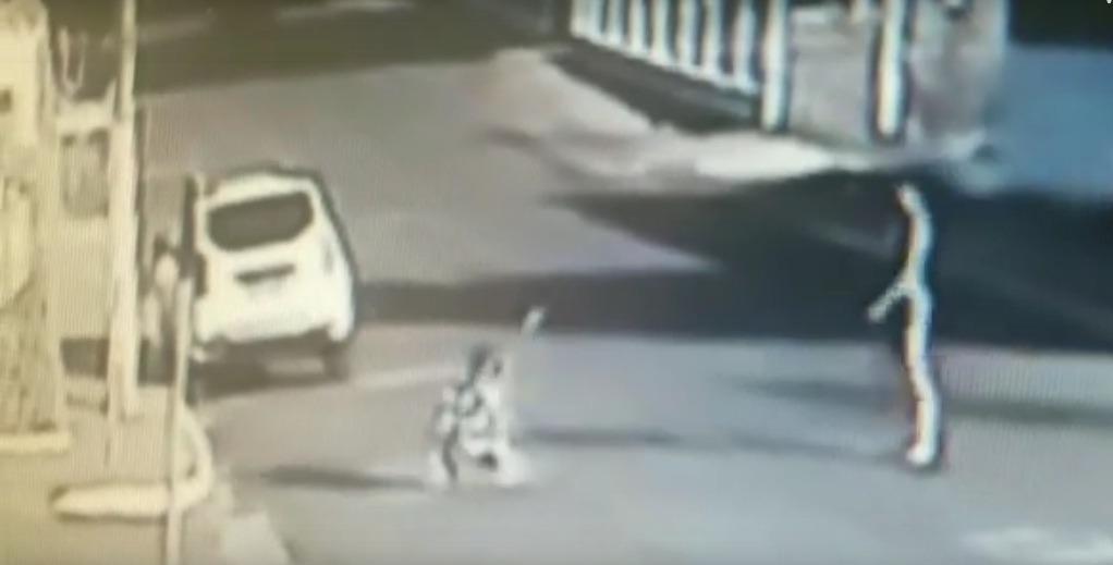Mãe descontrolada atira bebê no chão e é presa