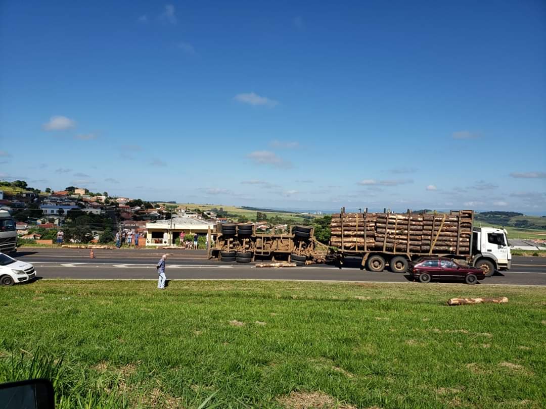 Carreta com toras tomba e interdita BR 153 em Ibaiti
