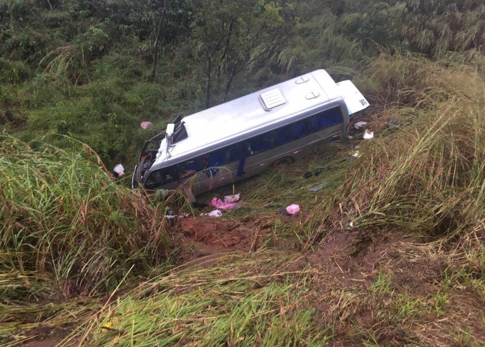 Acidente com ônibus deixa um morto e 12 feridos