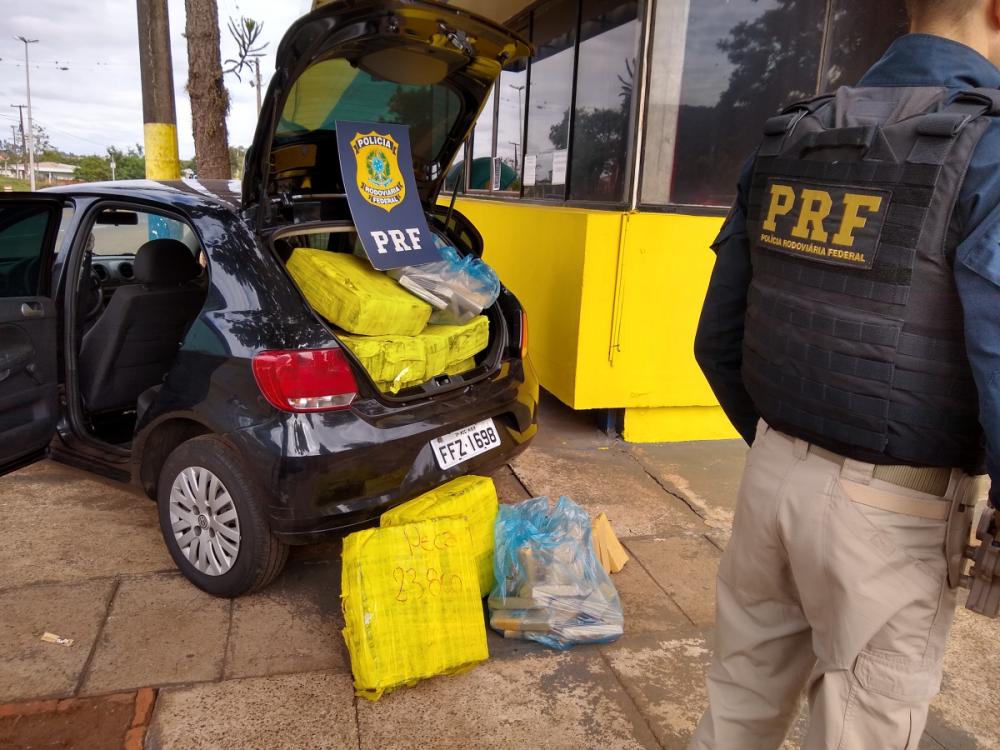 Após tentativa de fuga, polícia rodoviária apreende carro com 250 quilos de maconha