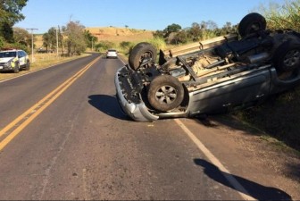 Em fuga da polícia, ladrões capotam Hilux roubada em Tomazina