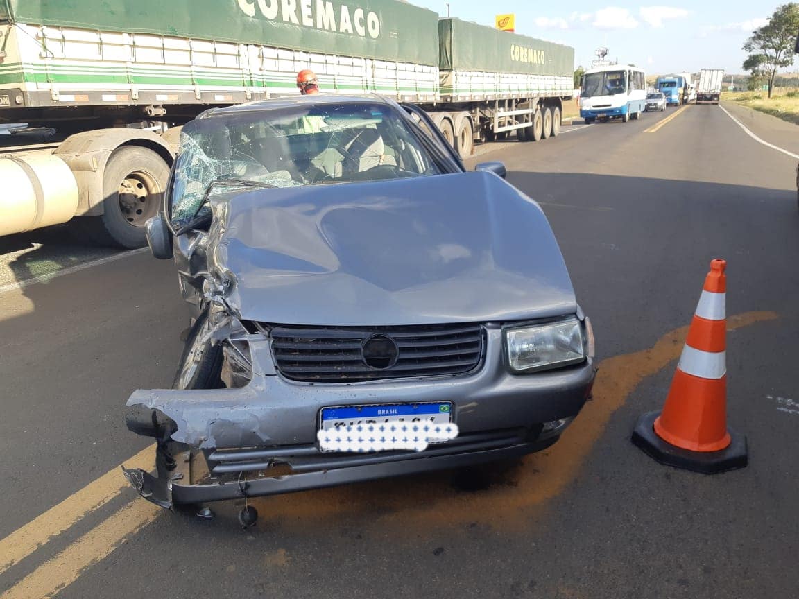 Idoso fica ferido em acidente envolvendo carro e caminhão