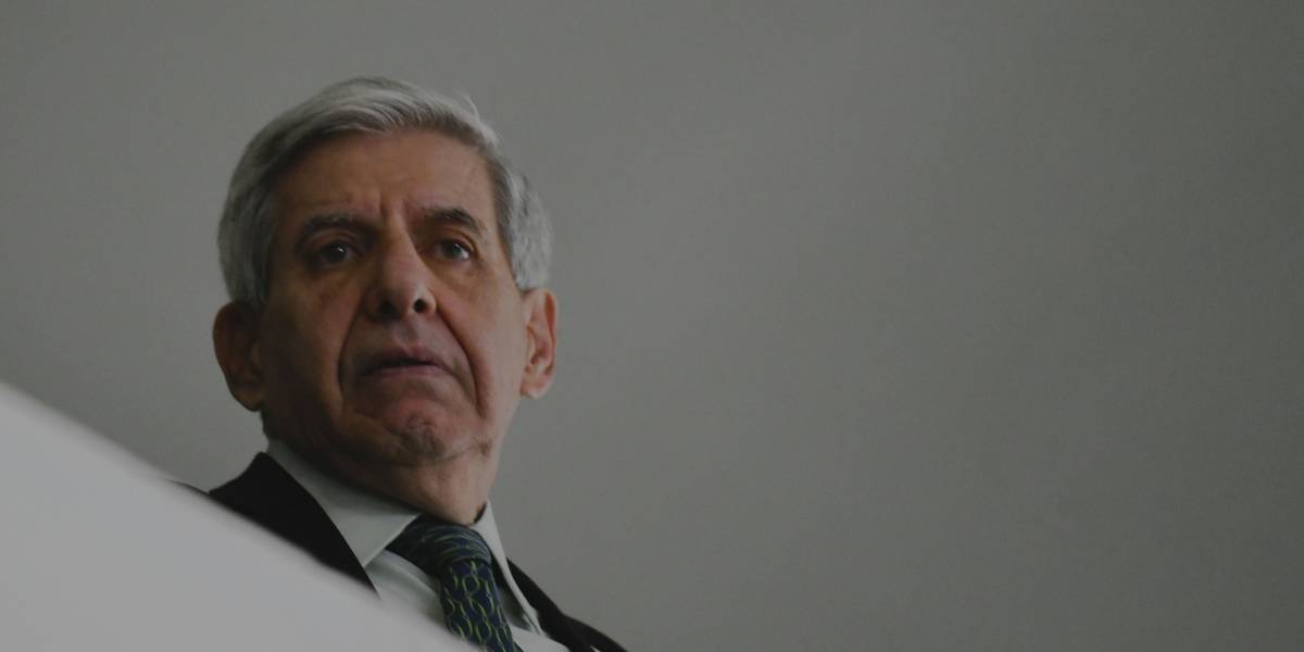 Apreensão do celular de Bolsonaro teria 'consequências imprevisíveis', alerta general Heleno