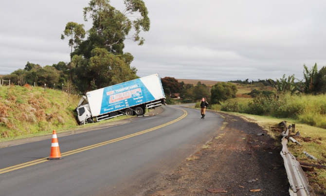 Caminhão se envolve em acidente na ‘curva da morte’ em Arapoti