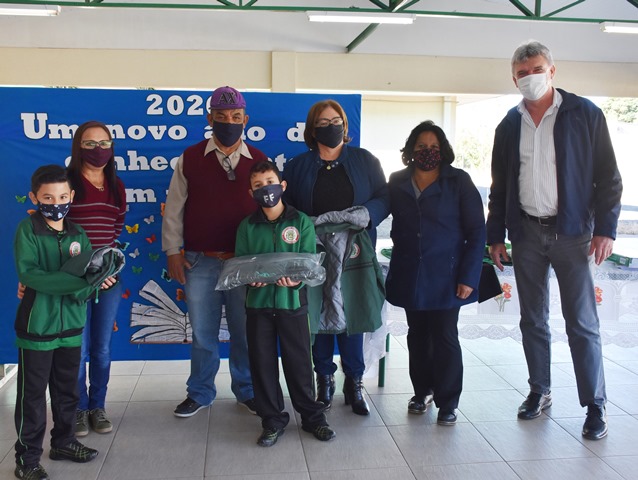 Prefeitura entrega japonas para crianças que estudam na rede municipal de ensino