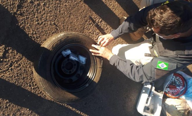 Policiais encontram celulares contrabandeados em estepe de carro