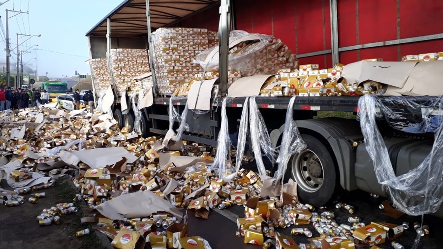Carga de cervejas é liberada para população após acidente