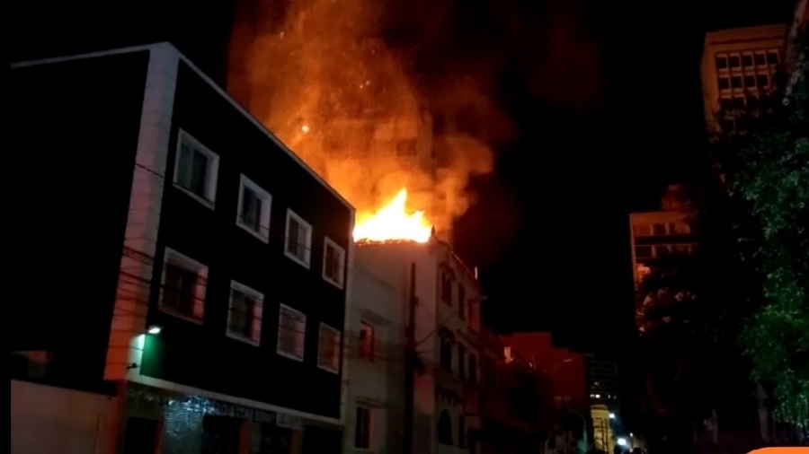 'Histórico' Hotel Poppy pega fogo na madrugada em Curitiba