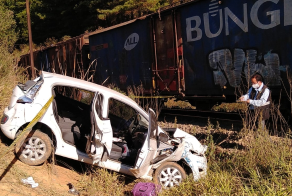 Colisão entre carro e trem deixa dois mortos nos Campos Gerais