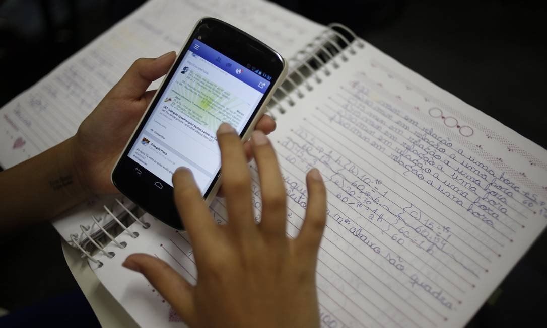 NRE lança campanha para arrecadar celulares para alunos de familias carentes