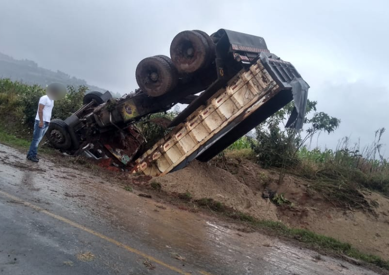Caminhoneiro sobrevive a tombamento na PR-422 em Wenceslau Braz