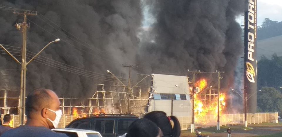 Incêndio destrói barracão da Pro Tork em Siqueira Campos
