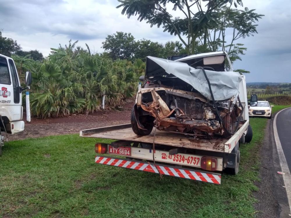 Duas pessoas ficam presas às ferragens em acidente na BR-153 em Jacarezinho