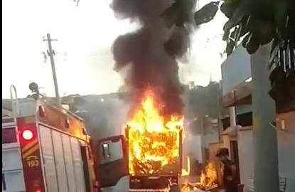 Caminhão pega fogo durante entrega em bairro de Jacarezinho
