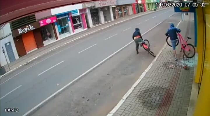 Câmera flagra ladrões estourando vitrine e cometendo roubo em Jaguariaíva; veja o vídeo