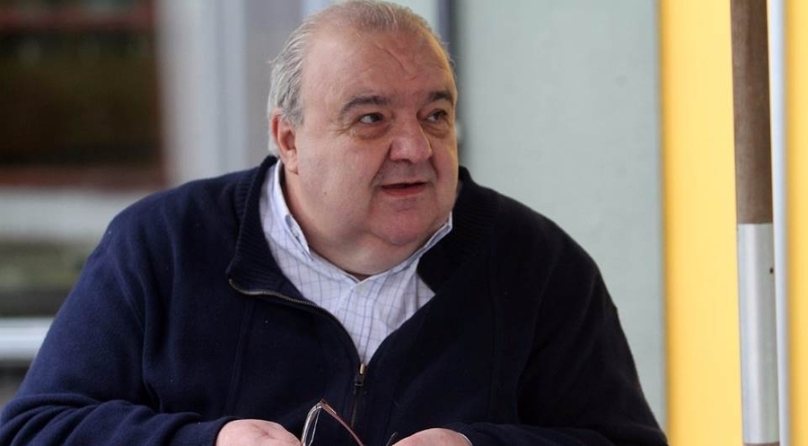 Após decreto, grupo faz protesto em frente a prédio de Greca