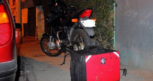 Entregador de Pizza é vítima de assalto a mão armada e suspeitos são detidos pela PM