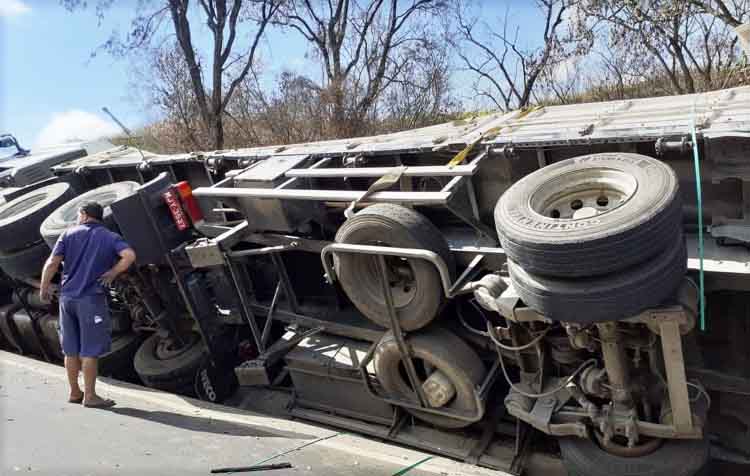Carreta tomba na BR-153 e motorista diz ter sido fechado