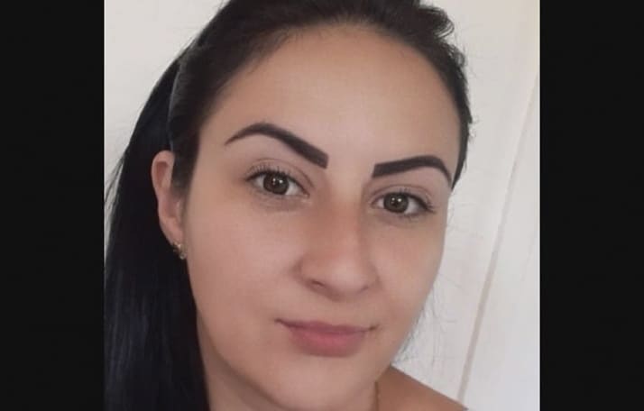 Homens disparam contra bar e mulher de 27 anos morre com quatro tiros nas costas