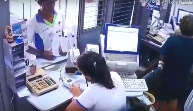 Funcionária de lotérica é flagrada desviando dinheiro de cliente